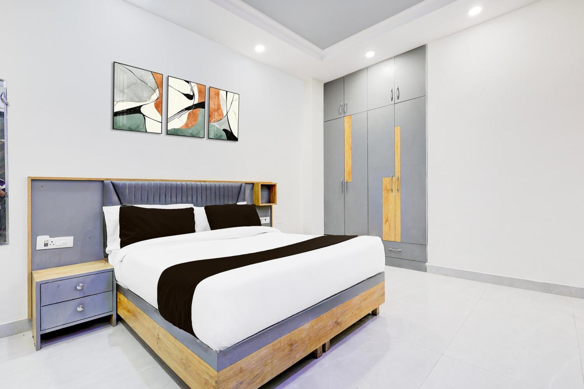 Hotel O Royal Palace